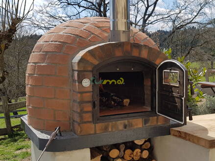 TUMA RUSTIC 110 pizza pec s komínom vpredu izolovaná